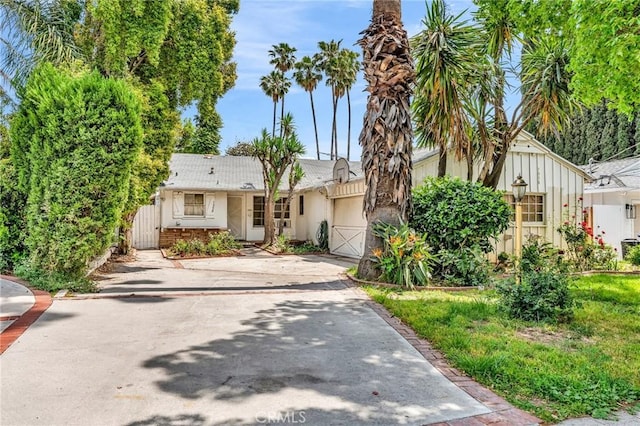 7038 Mclennan Ave, Lake Balboa, CA 91406 - view of front of house with a garage, driveway, and a gate