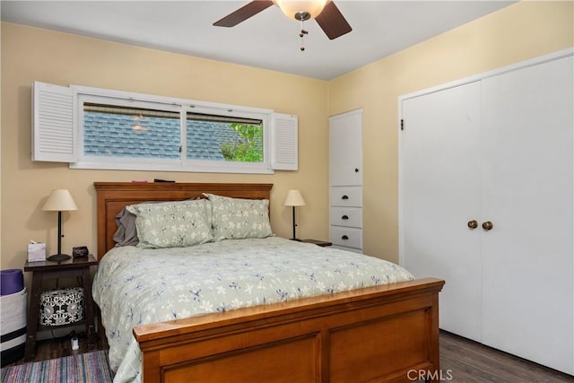 bedroom featuring a ceiling fan, a closet, and dark wood-style flooring