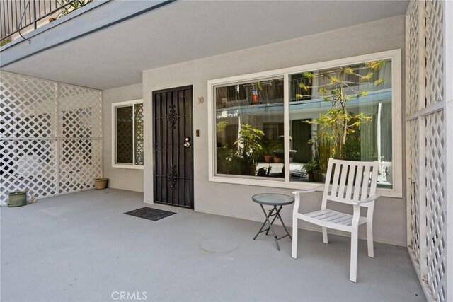 120 Alamitos Ave Unit 10, Long Beach, CA 90802 - entrance to property with stucco siding