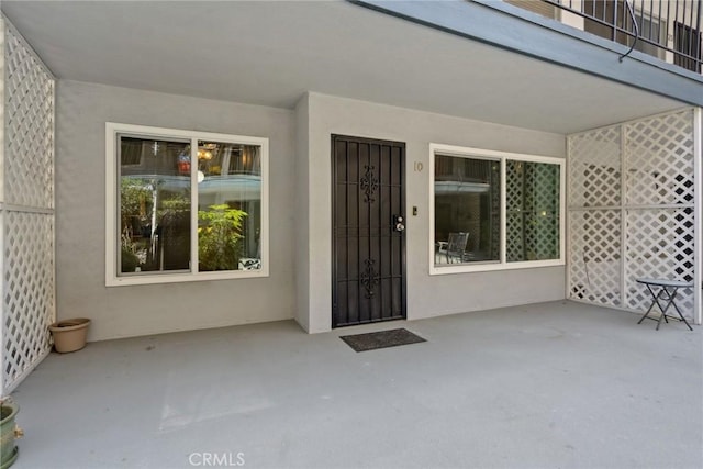 120 Alamitos Ave Unit 10, Long Beach, CA 90802 - property entrance featuring stucco siding and a patio area