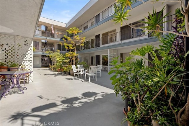 120 Alamitos Ave Unit 10, Long Beach, CA 90802 - surrounding community with a patio