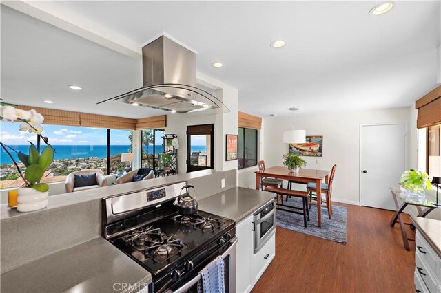 kitchen featuring gas stove, a healthy amount of sunlight, recessed lighting, and island range hood