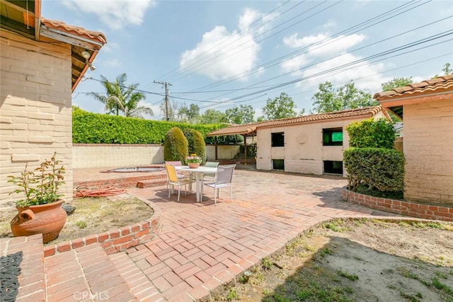 1422 W Riverside Dr, Burbank, CA 91506 - view of patio / terrace with fence and outdoor dining space