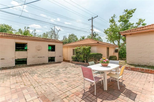 1422 W Riverside Dr, Burbank, CA 91506 - view of patio with outdoor dining space