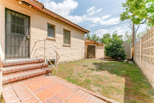 1422 W Riverside Dr, Burbank, CA 91506 - view of yard featuring a fenced backyard and a patio