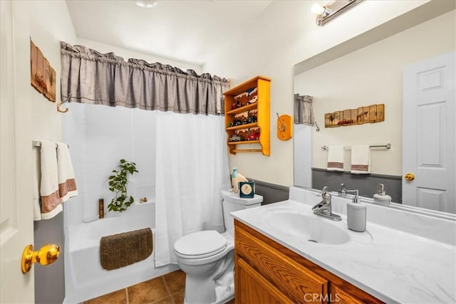 full bath featuring tile patterned floors, shower / bath combo with shower curtain, vanity, and toilet