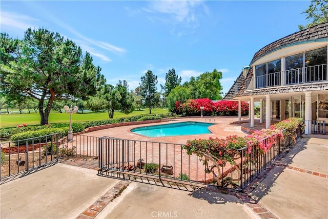 4300 Parkview Dr, Lakewood, CA 90712 - view of swimming pool featuring a fenced in pool and a patio area