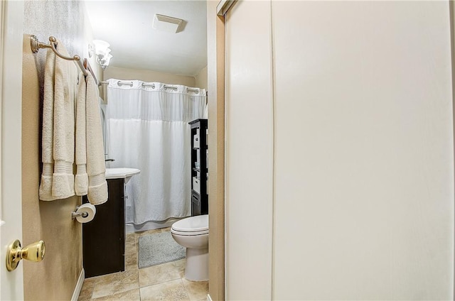 3871 San Mateo Ave, Riverside, CA 92504 - bathroom with visible vents, toilet, and a shower with curtain