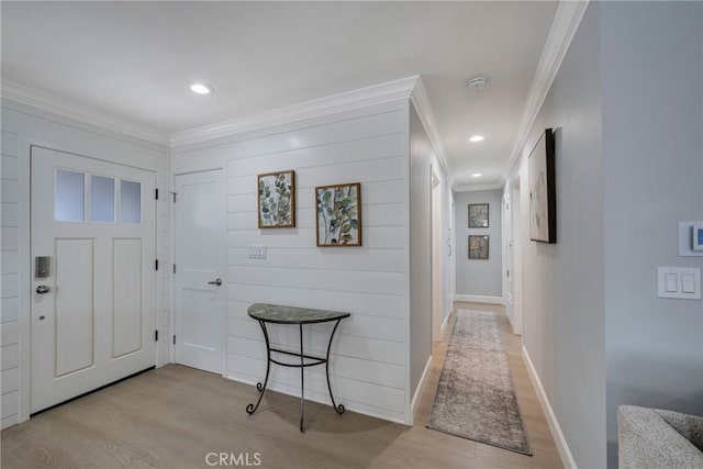 foyer with crown molding, recessed lighting, baseboards, and light wood-style floors