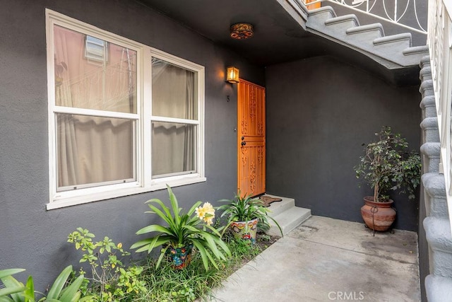 view of exterior entry featuring stucco siding