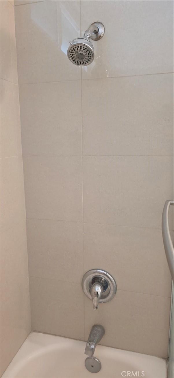 details featuring shower / washtub combination