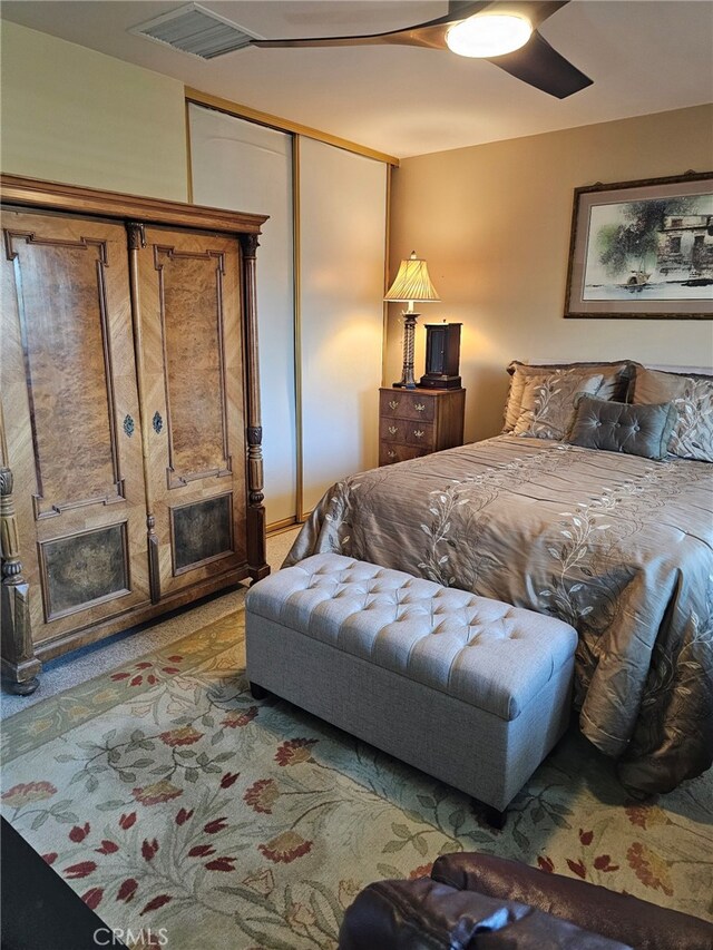 bedroom with ceiling fan, a closet, and visible vents