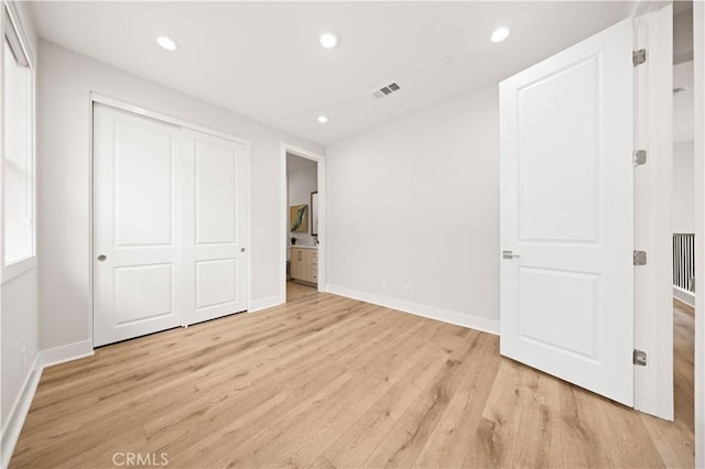 unfurnished bedroom featuring recessed lighting, baseboards, visible vents, and light wood-type flooring