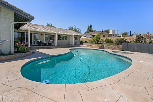 5410 Via, San Jacinto, Riverside, CA 92506 - view of pool featuring a patio, fence, and an in-ground hot tub