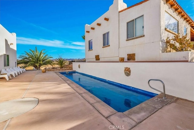 7423 Juniper Rd, Joshua Tree, CA 92252 - view of pool featuring a fenced in pool and a patio area