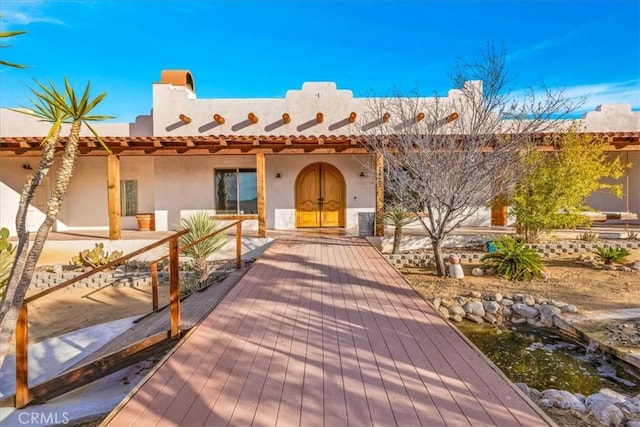 7423 Juniper Rd, Joshua Tree, CA 92252 - pueblo-style house with stucco siding