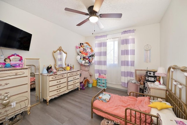 1107 B St, Brawley, CA 92227 - bedroom with a ceiling fan, a textured ceiling, and wood finished floors