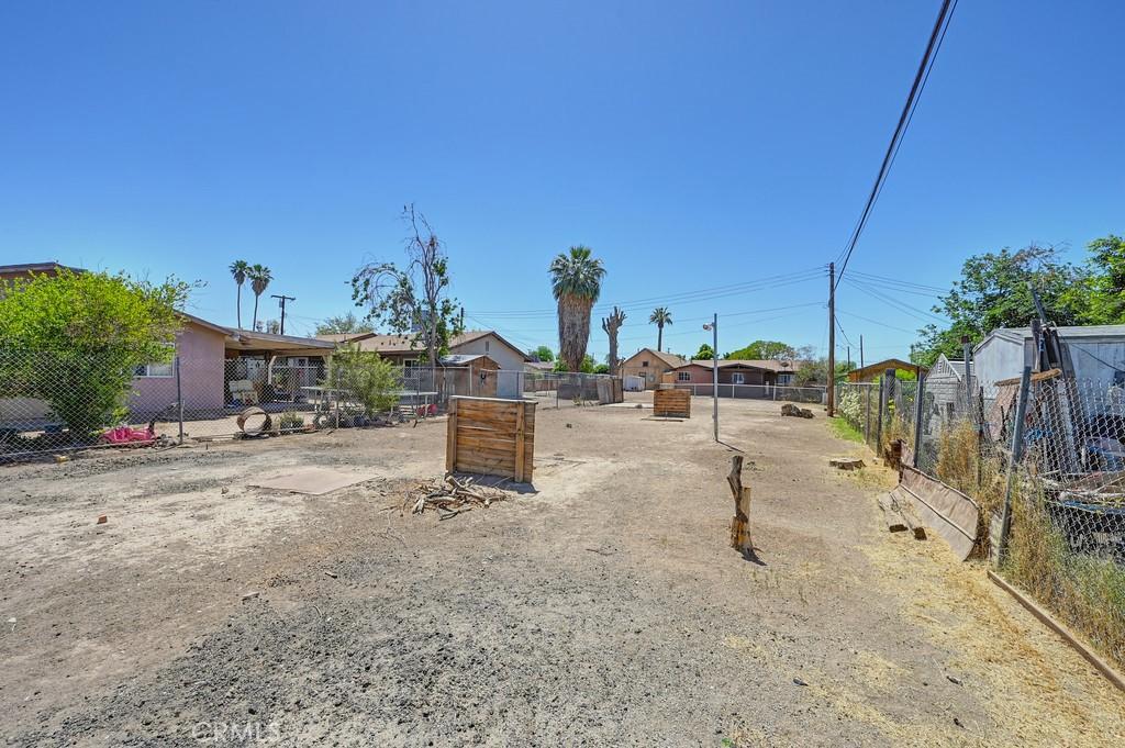 1107 B St, Brawley, CA 92227 - view of yard featuring fence