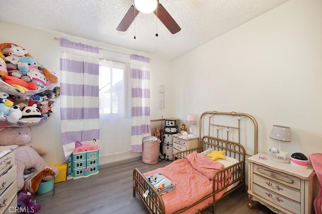 1107 B St, Brawley, CA 92227 - bedroom with a textured ceiling, ceiling fan, and wood finished floors