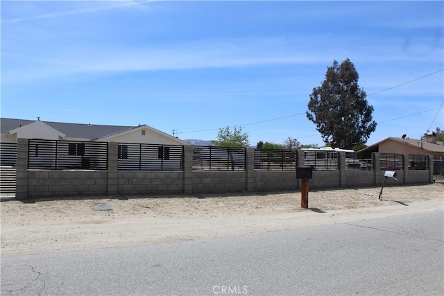 view of front of property featuring fence private yard