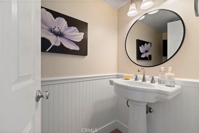11691 Mount Baker Ct, Rancho Cucamonga, CA 91737 - bathroom with wainscoting