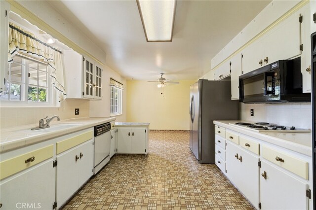 117 Spring Way, Madera, CA 93637 - kitchen featuring decorative backsplash, a ceiling fan, black microwave, a sink, and dishwasher