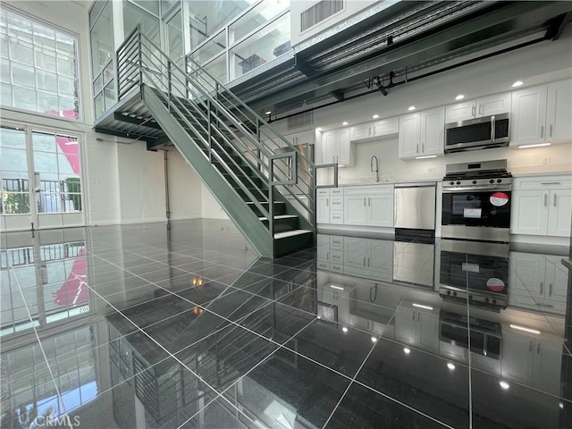 420 S San Pedro St Unit 102, Los Angeles, CA 90013 - stairway with a towering ceiling