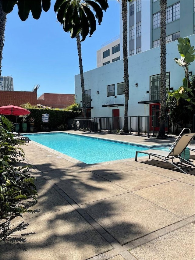 420 S San Pedro St Unit 102, Los Angeles, CA 90013 - community pool with a patio and fence