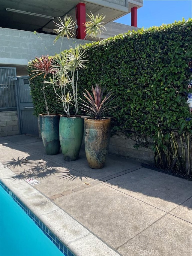 420 S San Pedro St Unit 102, Los Angeles, CA 90013 - exterior view of a pool
