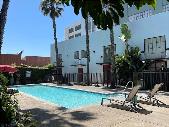 420 S San Pedro St Unit 102, Los Angeles, CA 90013 - community pool with fence and a patio