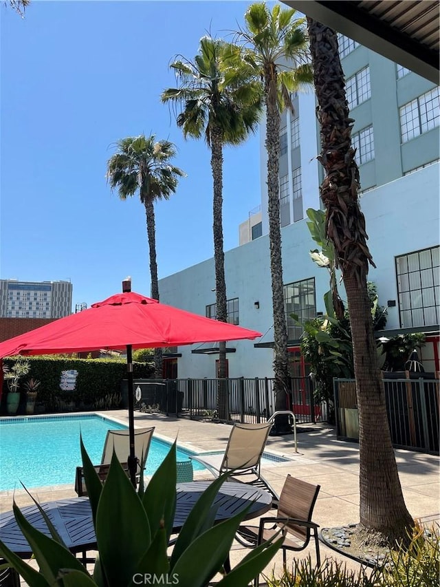 420 S San Pedro St Unit 102, Los Angeles, CA 90013 - community pool with a patio area and fence