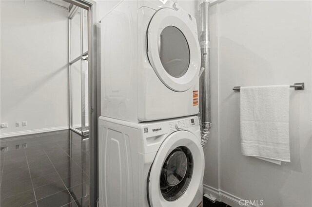 420 S San Pedro St Unit 102, Los Angeles, CA 90013 - laundry area featuring stacked washer / drying machine and baseboards