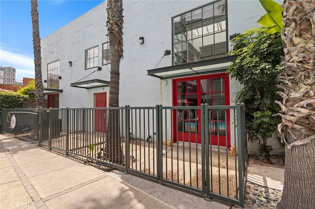 420 S San Pedro St Unit 102, Los Angeles, CA 90013 - gate with a fenced front yard
