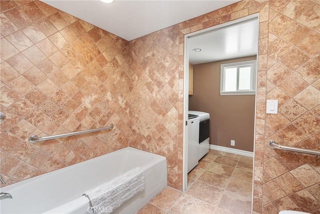 full bath with vanity, baseboards, a bathtub, recessed lighting, and independent washer and dryer