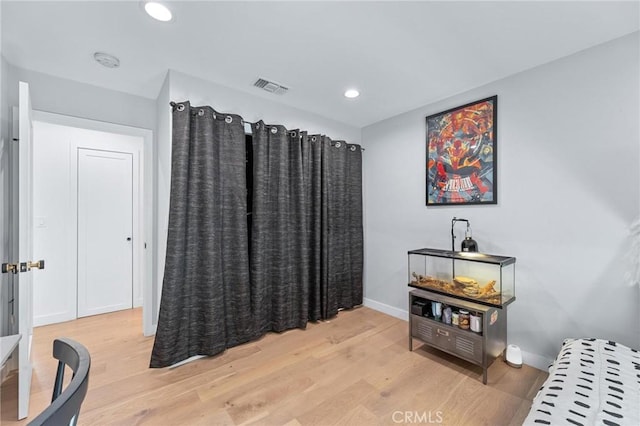 sitting room featuring visible vents, wood finished floors, baseboards, and recessed lighting