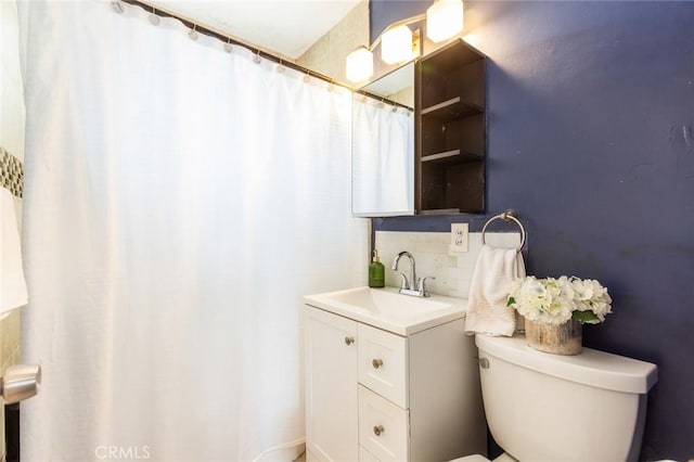 full bathroom with vanity, decorative backsplash, a shower with shower curtain, and toilet