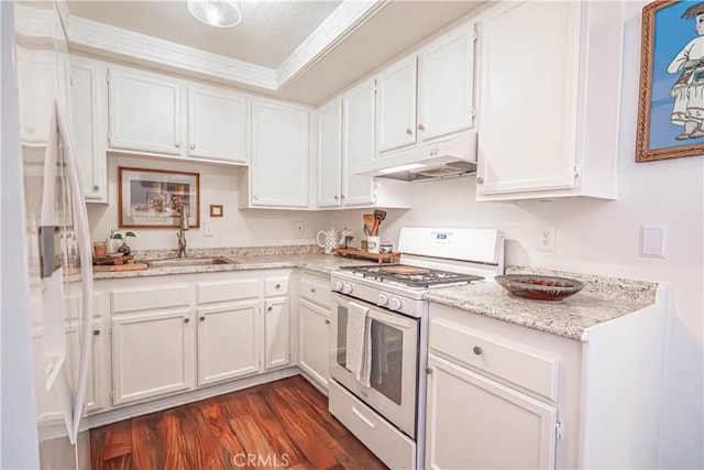 kitchen featuring refrigerator, white range with gas stovetop, dark wood-type flooring, under cabinet range hood, and a sink