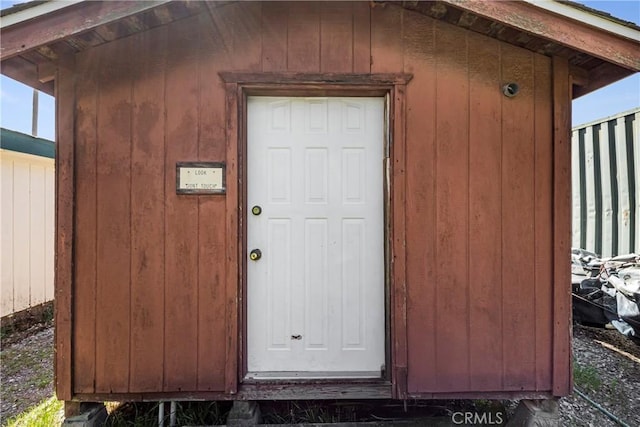 view of outdoor structure featuring an outbuilding