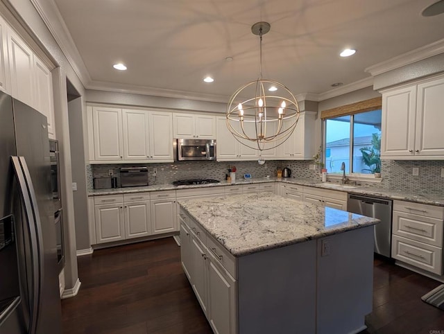 kitchen with stainless steel appliances, crown molding, a sink, a chandelier, and dark wood finished floors