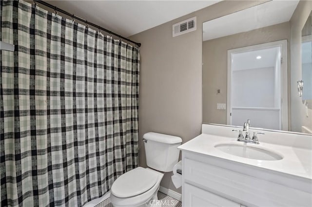 full bathroom with vanity, toilet, baseboards, a shower with curtain, and visible vents