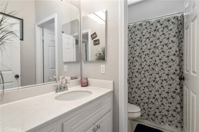 full bath featuring toilet, curtained shower, and vanity