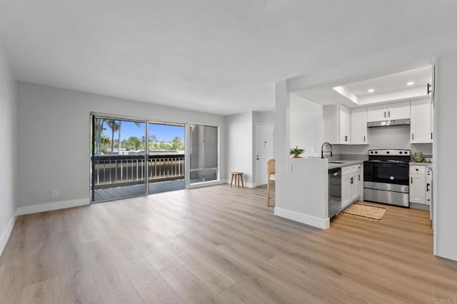 kitchen with baseboards, open floor plan, under cabinet range hood, stainless steel electric stove, and light wood finished floors