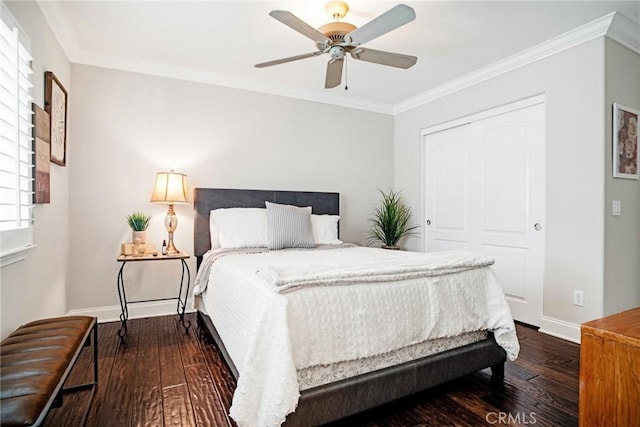 bedroom featuring a ceiling fan, wood finished floors, baseboards, a closet, and ornamental molding