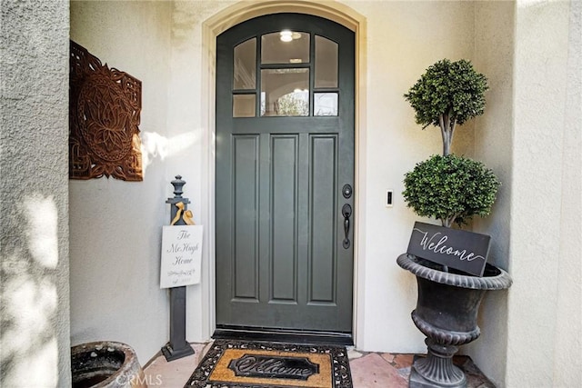 property entrance featuring stucco siding