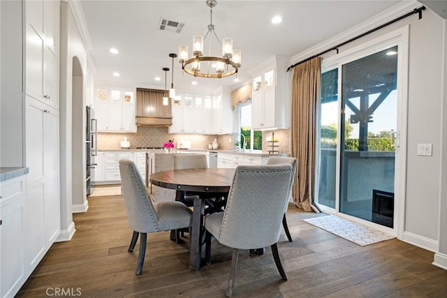 dining area featuring visible vents, recessed lighting, dark wood-style flooring, and a notable chandelier