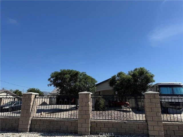 17815 Chestnut St, Hesperia, CA 92345 - view of front facade featuring a fenced front yard