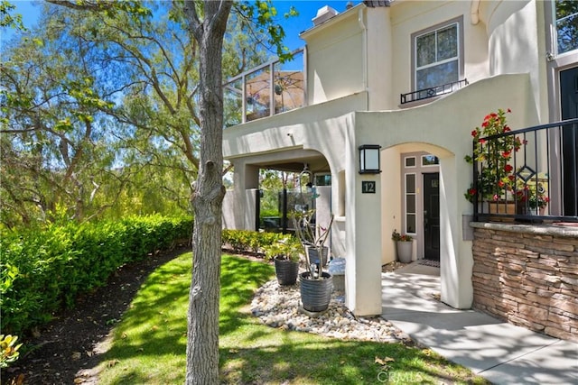 property entrance featuring stucco siding