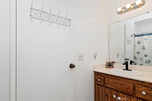bathroom with a shower with shower curtain and vanity