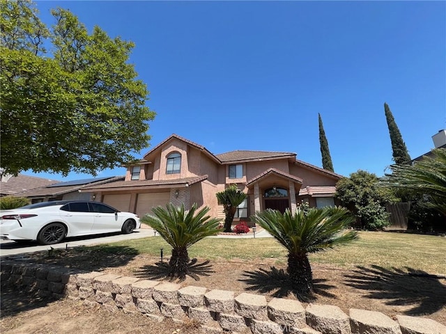 view of front of property featuring an attached garage, stucco siding, a front yard, and fence