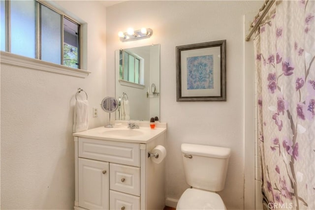 full bath featuring vanity, a shower with shower curtain, and toilet